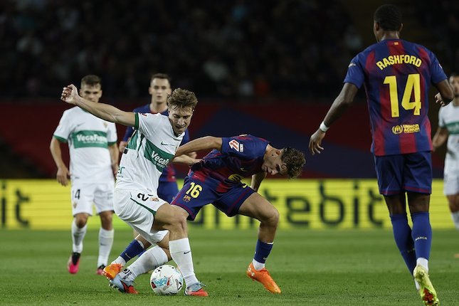 David Affengruber berebut bola dengan Fermin Lopez dalam laga La Liga antara Barcelona vs Elche di Estadi Olimpic Lluis Companys, 3 November 2025